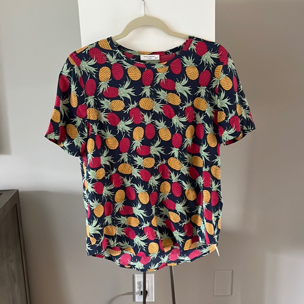 Equipment silk t-shirt. Pineapple print
